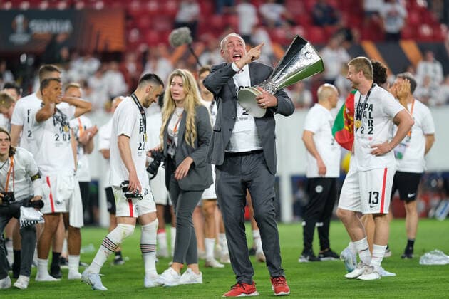 Peter Fischer mit dem Pokal, Eintracht Frankfurt vs. Glasgow Rangers, Fussball, Europa League, Finale, Saison 2021 2022, 18.05.2022, Eintracht Frankfurt vs. Glasgow Rangers, Fussball, Europa League, Finale, Saison 2021 2022, 18.05.2022 Sevilla Copyright: xEibner-Pressefotox EP_MBL