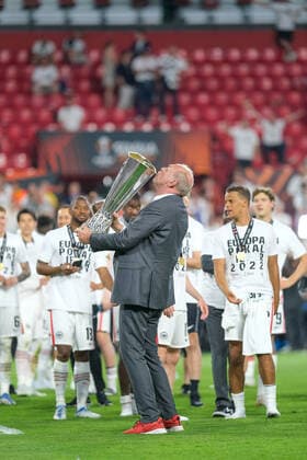 Peter Fischer mit dem Pokal, trinkt aus dem Pokal, Eintracht Frankfurt vs. Glasgow Rangers, Fussball, Europa League, Finale, Saison 2021 2022, 18.05.2022, Eintracht Frankfurt vs. Glasgow Rangers, Fussball, Europa League, Finale, Saison 2021 2022, 18.05.2022 Sevilla Copyright: xEibner-Pressefotox EP_MBL