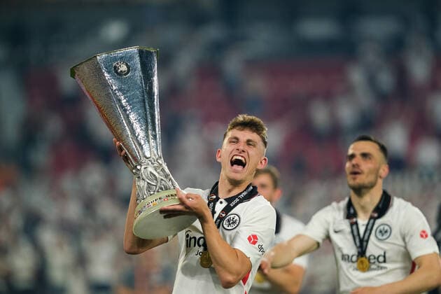 Jesper Lindstroem (Eintracht Frankfurt, 29) mit dem Pokal, Eintracht Frankfurt vs. Glasgow Rangers, Fussball, Europa League, Finale, Saison 2021 2022, 18.05.2022, Eintracht Frankfurt vs. Glasgow Rangers, Fussball, Europa League, Finale, Saison 2021 2022, 18.05.2022 Sevilla Copyright: xEibner-Pressefotox EP_MBL