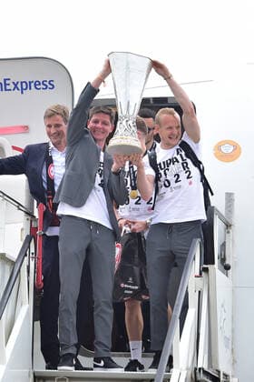 19.05.2022, xbrx, Fussball UEFA Europa League, Eintracht Frankfurt - Ankunft am Flughafen emspor, v.l. Glasner, Oliver (Trainer - Eintracht Frankfurt), Rode, Sebastian (17 - Eintracht Frankfurt), Pokal, Trophaee, Trophy (DFL DFB REGULATIONS PROHIBIT ANY USE OF PHOTOGRAPHS as IMAGE SEQUENCES and or QUASI-VIDEO) Frankfurt am Main
