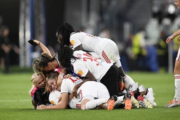 TURIN - Olympique Lyonnais women goalkeeper Christiana Endler, Grace Kazadi of Olympique Lyonnais women, Wendie Renard of Olympique Lyonnais women, Selma Bacha of Olympique Lyonnais women, Perle Morroni of Olympique Lyonnais women, Amandine Henry of Olympique Lyonnais women, Amel Majri of women , Sara Bjork Gunnarsdottir of Olympique Lyonnais women, Eugenie Le Sommer of Olympique Lyonnais women, Dzsenifer Marozsan of Olympique Lyonnais women, Damaris Egurrola of Olympique Lyonnais women, Ellie Carpenter of Olympique Lyonnais women, Catarina Macario of Lyonis women, Olympique Lyonnais women goalkeeper Sarah Bouhaddi, Danielle van de Donk of Olympique Lyonnais women, Alice Sombath of Olympique Lyonnais women, Emelyne Laurent of Olympique Lyonnais women, Delphine Cascarino of Olympique Lyonnais women, Kedeisha Buchanan of Olympique Lyonnais women, Smpally Julini Lyonnais women, Janice Cayman of Olympique L yonnais women, Ines Nora Benyahia of Olympique Lyonnais women, Lindsey Horan of Olympique Lyonnais women, Melvine Malard of Olympique Lyonnais women, Griedge Mbock Bathy of Olympique Lyonnais women, Olympique Lyonnais women goalkeeper Alyssia Paljeviculi, Laurine Bagrine of Olymp Olympique Lyonnais women, Kysha Sylla of Olympique Lyonnais women, Chloe Tapia of Olympique Lyonnais women, Candice Charbonnier of Olympique Lyonnais women, Olympique Lyonnais women goalkeeper Emma Holmgren, Olympique Lyonnais women goalkeeper Feerine Belhadj, Olympique Lyonnaisunpas of coach, S Signonia Bommunpas Olympique Lyonnais women, Vicki Becho of Olympique Lyonnais women after the UEFA Women s Champions League Final between Barcelona FC and Olympique Lyon at the Juventus Stadium on May 21, 2022 in Turin, Italy. ANP DUTCH HEIGHT UEFA Women s Champions League Final 2021 2022 xVIxANPxSportx xGerritxvanxKeulenxIVx