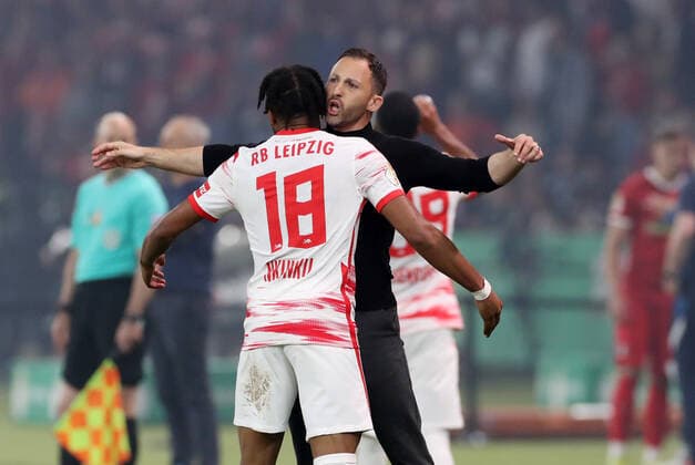 Pokalfinale Freiburg - RB Leipzig 21.05.2022 Berlin, 21.05.2022, Olympiastadion, Fussball, DFB Pokalfinale , SC Freiburg vs. RB Leipzig , Tor für Leipzig zum 1:1. Im Bild: Torschütze Christopher Nkunku (18, RB Leipzig) und Trainer Domenico Tedesco (RB Leipzig), Torjubel , DFB regulations prohibit any use of photographs as image sequences and or quasi-video. ,
