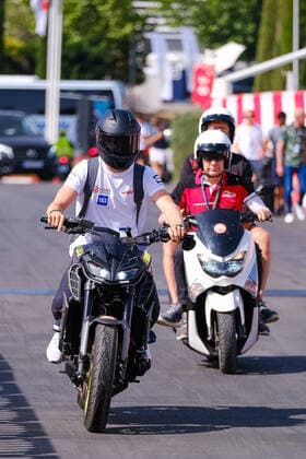 Mick Schumacher (GER, Haas F1 Team, 47) kommt auf dem Motorrad im Paddock an, ESP, Formula One Pirelli Gran Premio de Espana, Formel 1, Sunday, Saison 2022, 22.05.2022, ESP, Formula One Pirelli Gran Premio de Espana, Formel 1, Sunday, Saison 2022, 22.05.2022, Barcelona Copyright: xEibner-Pressefotox EP_EER
