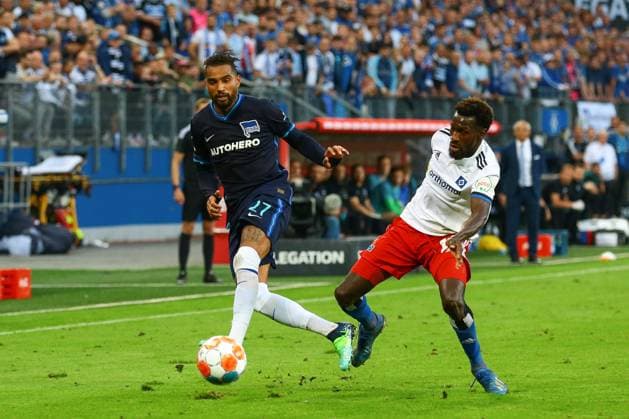 23.05.2022, xtgx, Fussball Relegation 1. Bundesliga, Hamburger SV - Hertha BSC Berlin emspor, v.l. Lucas Tousart (Hertha, 29), Bakery Jatta (HSV, 18) Zweikampf, Duell, Kampf, tackle (DFL DFB REGULATIONS PROHIBIT ANY USE OF PHOTOGRAPHS as IMAGE SEQUENCES and or QUASI-VIDEO) Hamburg