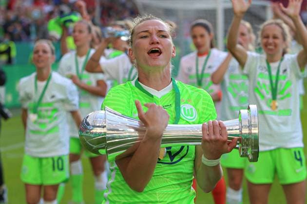 v.li.: Alexandra Popp (Alex Popp, VfL Wolfsburg, 11) mit dem Pokal, hält den Pokal hoch, zeigt den Pokal, Jubel über den Pokalsieg, Freude, Lachen, Stimmung, feiern, Emotion, DIE DFB-RICHTLINIEN UNTERSAGEN JEGLICHE NUTZUNG VON FOTOS ALS SEQUENZBILDER UND ODER VIDEOÄHNLICHE FOTOSTRECKEN. DFB REGULATIONS PROHIBIT ANY USE OF PHOTOGRAPHS AS IMAGE SEQUENCES AND OR QUASI-VIDEO., 28.05.2022, Köln (Deutschland), Fussball, DFB-Pokal Frauen, VfL Wolfsburg - 1. FFC Turbine Potsdam