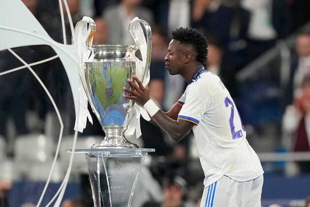 Mandatory Credit: Photo by Dave Shopland Shutterstock (12959891ch) Vinícius Júnior of Real Madrid (20) goes into the kiss the UEFA Champions League Trophy Liverpool v Real Madrid, UEFA Champions League Final, Football, Stade de France, Saint-Denis Paris, France - 28 May 2022 Editorial use only Liverpool v Real Madrid, UEFA Champions League Final, Football, Stade de France, Saint-Denis Paris, France - 28 May 2022 Editorial use only Copyright: xDavexShopland Shutterstockx 12959891ch