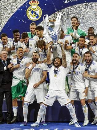 PARIS - Real Madrid goalkeeper Thibaut Courtois, Daniel Carvajal of Real Madrid, Eder Militao of Real Madrid, David Alaba of Real Madrid, Jesus Vallejo of Real Madrid, Nacho of Real Madrid, Eden Hazard of Real Madrid, Toni Kroos of Real Madrid, Karim Benzema of Real Madrid, Luka Modric of Real Madrid, Marco Asensio of Real Madrid, Marcelo of Real Madrid, Real Madrid goalkeeper Andriy Lunin, Casemiro of Real Madrid, Federico Valverde of Real Madrid, Luka Jovic of Real Madrid, Lucas Vazquez of Real Madrid , Gareth Bale of Real Madrid, Eduardo Camavinga of Real Madrid, Vinicius Junior of Real Madrid, Rodrygo of Real Madrid, Isco of Real Madrid, Ferland Mendy of Real Madrid, Mariano Diaz of Real Madrid, Real Madrid goalkeeper Luis Lopez, Real Madrid goalkeeper Javier Belman, Real Madrid coach Carlo Ancelotti with UEFA Champions League trophy, Coupe des clubs Champions Europeans during the UEFA Champions League final match between Liverpool FC and Real Madrid at Stade de Franc on May 28, 202 2 in Paris, France. ANP DUTCH HEIGHT MAURICE VAN STONE UEFA Champions League final 2021 2022 xVIxANPxSportx xMauricexvanxSteenxIVx