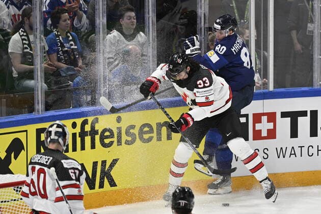 Eishockey, WM Finale, Finnland - Kanada From left Ryan Graves of Canada, Saku Maenalanen of Finland in action during the 2022 IIHF Ice hockey, Eishockey World Championship, WM, Weltmeisterschaft gold medal match between Canada and Finland, Tampere, Finland, May 29, 2022. (CTKxPhoto MichalxKamaryt) CTKPhotoP2022052905547