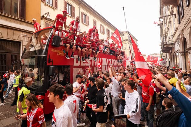 Photo Alessandro Bremec LaPresse May 31, 2022 Monza, Italy Soccer Berlusconi s Monza promoted to Serie A for first time in club history.In the pic: The AC Monza squad during the open top bus parade through the city Foto Alessandro Bremec LaPresse 31 Maggio, 2022 Monza, Italia Sport Calcio Monza in Serie A, la festa in citt& xe0; con il passaggio del pullman scoperto Nella foto: Il pullman scoperto per le vie della citt& xe0; fino a raggiungere lo stadio per la premiazione Photo Alessandro Bremec LaPresse May 31, 2022 Monza, Italy Sport Soccer Berlusconi s Monza promoted to Serie A for first time in club history. In the pic: The AC Monza squad during the open top bus parade through the city Foto Alessandro Bremec LaPresse 31 Maggio, 2022 Monza, Italia News Il pullman del Monza per le vie del centro dopo la promozione in Serie A. Nella foto: Il pullman per la FestA Promozione del Monza Photo Alessandro Bremec LaPresse May 31, 2022 Monza, Italy News The Monza bus through the streets of the center after the promotion to Serie A. In the photo: The bus for the Monza Promotion Fest Copyright: xAlessandroxBremec LaPressex