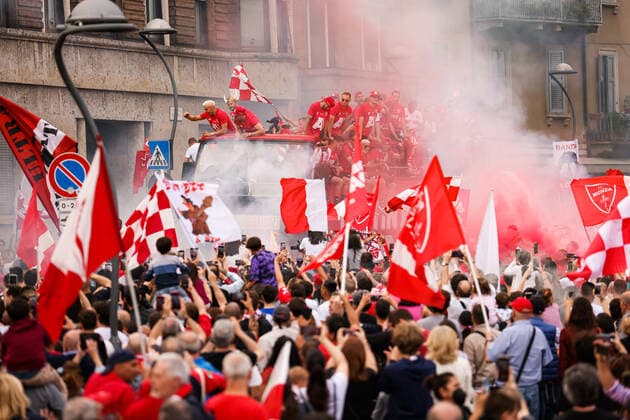 Photo Alessandro Bremec LaPresse May 31, 2022 Monza, Italy Soccer Berlusconi s Monza promoted to Serie A for first time in club history.In the pic: The AC Monza squad during the open top bus parade through the city Foto Alessandro Bremec LaPresse 31 Maggio, 2022 Monza, Italia Sport Calcio Monza in Serie A, la festa in citt& xe0; con il passaggio del pullman scoperto Nella foto: Il pullman scoperto per le vie della citt& xe0; fino a raggiungere lo stadio per la premiazione Photo Alessandro Bremec LaPresse May 31, 2022 Monza, Italy Sport Soccer Berlusconi s Monza promoted to Serie A for first time in club history. In the pic: The AC Monza squad during the open top bus parade through the city Foto Alessandro Bremec LaPresse 31 Maggio, 2022 Monza, Italia News Il pullman del Monza per le vie del centro dopo la promozione in Serie A. Nella foto: Il pullman per la FestA Promozione del Monza Photo Alessandro Bremec LaPresse May 31, 2022 Monza, Italy News The Monza bus through the streets of the center after the promotion to Serie A. In the photo: The bus for the Monza Promotion Fest Copyright: xAlessandroxBremec LaPressex