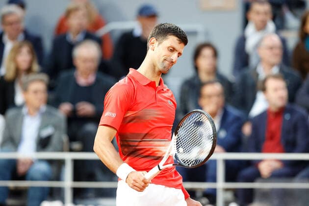 31.05.2022, Tennis, French Open 2022 Roland-Garros, FRA, Paris, Roland Garros Bild: v.l. Novak Djokovic (SER) enttaeuscht, enttaeuscht schauend, dissapointed, traurig, frustriert, frust, gefrustet Copyright: HMBxMedia AntonioxBorga