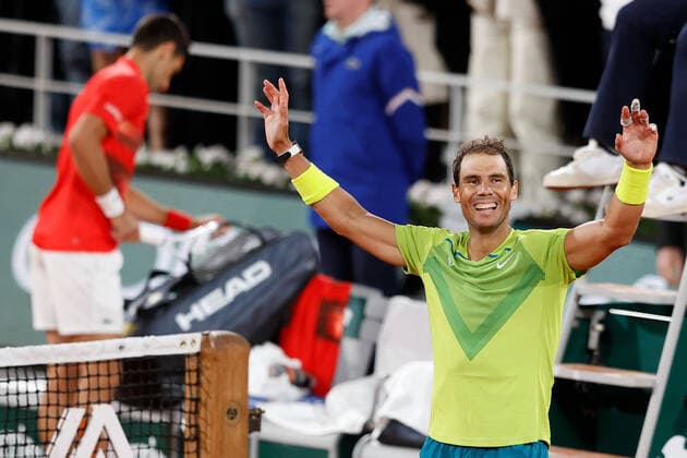 31.05.2022, Tennis, French Open 2022 Roland-Garros, FRA, Paris, Roland Garros Bild: Rafael Nadal (ESP) Siegerfaust, jubelt, im Hintergrund Novak Djokovic (SER) enttaeuscht, enttaeuscht schauend, dissapointed, traurig, frustriert, frust, gefrustet Copyright: HMBxMedia AntonioxBorga