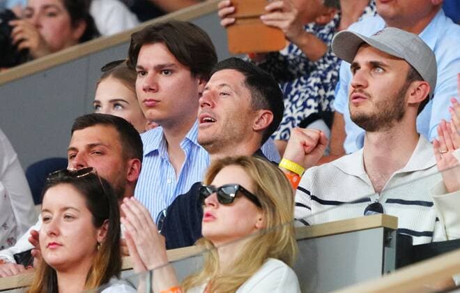 Tennis, French Open, Finale, Damen, Robert Lewandoski unter den Zuschauern Mandatory Credit: Photo by Javier Garcia Shutterstock (12960014bh) Robert Lewandowski watches his compatriot Iga Swiatek in the final French Open Tennis, Day 14, Roland Garros, Paris, France - 04 Jun 2022 French Open Tennis, Day 14, Roland Garros, Paris, France - 04 Jun 2022 Copyright: xJavierxGarcia Shutterstockx 12960014bh