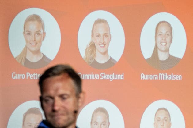 Fußball, EM Frauen, Nationalteam Norwegen gibt Kader bekannt 220607 Goalkeepers Guro Pettersen, Sunniva Skoglund and Aurora Mikalsen of the Norwegian women s national football team at the screen behind Martin Sjögren, head coach, during the presentation of the team selection ahead of the UEFA Women s Euro at a press conference, PK, Pressekonferenz on June 7, 2022 in Oslo. Photo: Vegard Grott BILDBYRAN kod VG VG0295 bbeng fotball fotboll football women dam norge norway pressekonferanse UEFA EURO, EM, Europameisterschaft,Fussball em kvinner Copyright: VEGARDxGRoTT BB220607VG005