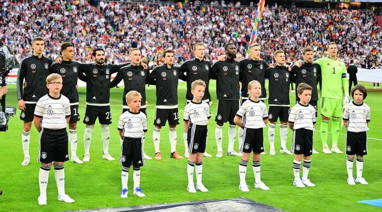 07.06.2022 - UEFA Nations League - Länderspiel: Deutschland Germany gg England United Kingdom - - von links : Kai Havertz (7, Deutschland ) Jamal Musiala (14, Deutschland ) Ilkay Gündogan Guendogan (21, Deutschland ) David Raum (3, Deutschland ) Jonas Hofmann (18, Deutschland ) Lukas Klostermann (16, Deutschland ) Antonio Rüdiger Ruediger (2, Deutschland ) Nico Schlotterbeck (23, Deutschland ) Joshua Kimmich (6, Deutschland ) Thomas Müller Mueller (13, Deutschland ) Manuel Neuer ( 1, Deutschland ) bei Nationalhymne vor Spielbeginn