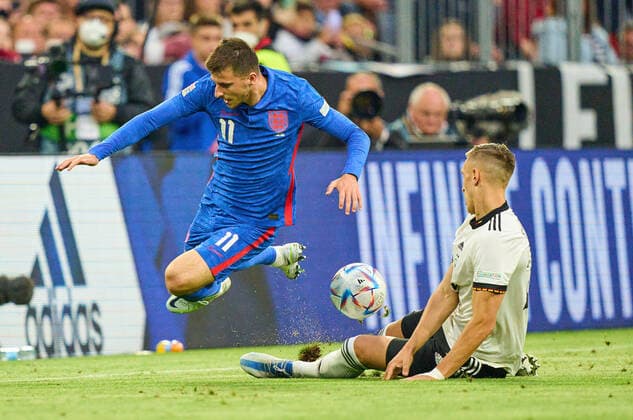 Nico Schlotterbeck, DFB 23 compete for the ball, tackling, duel, header, zweikampf, action, fight against Mason Mount, England 11 in the UEFA Nations League 2022 match GERMANY - ENGLAND in Season 2022 2023 on Juni 07, 2022 in Munich, Germany.