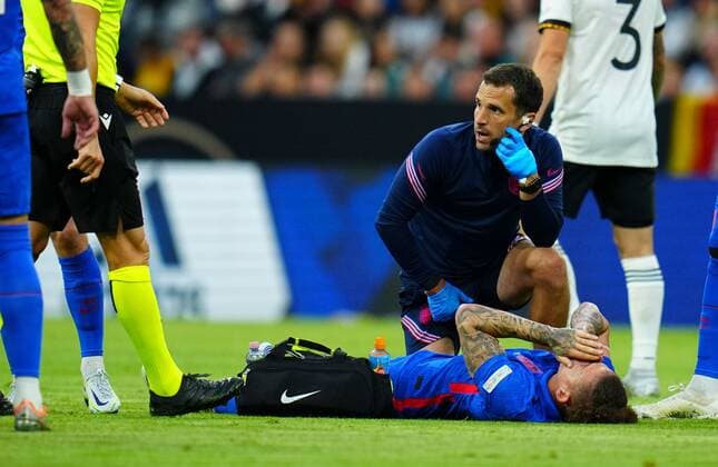 Sport Bilder des Tages Mandatory Credit: Photo by Javier Garcia Shutterstock (12975315h) Kalvin Phillips of England is gorced off injured after going down twice in the first 15 minutes Germany v England, UEFA Nations League, Group C, International Football, Allianz Arena, Munich, Germany - 07 Jun 2022 EDITORIAL USE ONLY No use with unauthorised audio, video, data, fixture lists, club league logos or live services. Online in-match use limited to 120 images, no video emulation. No use in betting, games or single club league player publications. Germany v England, UEFA Nations League, Group C, International Football, Allianz Arena, Munich, Germany - 07 Jun 2022 EDITORIAL USE ONLY No use with unauthorised audio, video, data, fixture lists, club league logos or live services. Online in-match use limited to 120 images, no video emulation. No use in betting, games or single club league player publications. Copyright: xJavierxGarcia Shutterstockx 12975315h