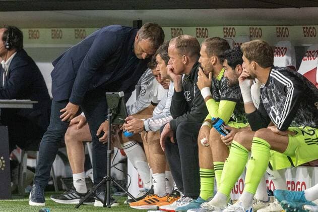 Hansi Flick (Deutschland, Bundestrainer), ist enttäuscht enttaeuscht, unzufrieden, negative Emotionen, schaut sich die Elfmeter Situation an, GER, Deutschland Germany vs. England, Fussball, Laenderspiel, UEFA Nations League Division A, Gruppe 3, 2022 2023, 07.06.2022, DFB DFL regulations prohibit any use of photographs as image sequences and or quasi-video., GER, Deutschland Germany vs. England, Fussball, Laenderspiel, UEFA Nations League Division A, Gruppe 3, 2022 2023, 07.06.2022 Muenchen Copyright: xEibner-Pressefoto SaschaxWaltherx EP_EER