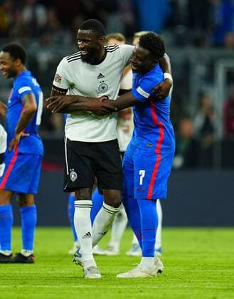 Sport Bilder des Tages Mandatory Credit: Photo by Javier Garcia Shutterstock (12975315ba) Toni Rudiger of Germany and Bukayo Saka of England joke at full time Germany v England, UEFA Nations League, Group C, International Football, Allianz Arena, Munich, Germany - 07 Jun 2022 EDITORIAL USE ONLY No use with unauthorised audio, video, data, fixture lists, club league logos or live services. Online in-match use limited to 120 images, no video emulation. No use in betting, games or single club league player publications. Germany v England, UEFA Nations League, Group C, International Football, Allianz Arena, Munich, Germany - 07 Jun 2022 EDITORIAL USE ONLY No use with unauthorised audio, video, data, fixture lists, club league logos or live services. Online in-match use limited to 120 images, no video emulation. No use in betting, games or single club league player publications. Copyright: xJavierxGarcia Shutterstockx 12975315ba