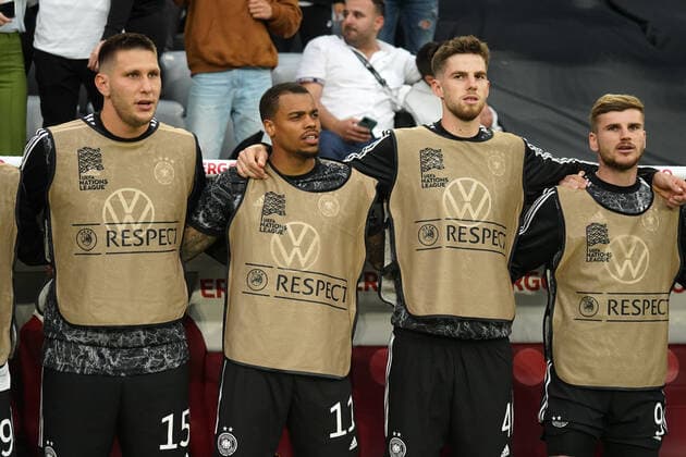 Fussball, Nations League, Länderspiel, Gruppe C, Deutschland-England, 07.06.2022, Allianzarena München Niklas Süle, Lukas Nmecha, Anton Stach, Timo Werner alle Deutschland, Nationalhymne singen