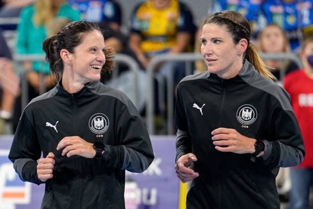 v.li.: Die Schiedsrichterinnen Maike Merz und Tanja Kuttler, beim Aufwärmen, Aufwärmprogramm, Warmlaufen vor dem Spiel, Aktion, Action, Schiedsrichterin, Schiedsrichtergespann, 08.06.2022, Mannheim (Deutschland), Handball, Bundesliga, Rhein-Neckar Löwen - THW Kiel