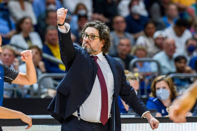 Andrea Trinchieri (FC Bayern Muenchen, Trainer), feiert sein Team, Jubel, Freude, Faust hoch, GER, Alba Berlin vs FC Bayern Muenchen, BBL, Basketball - Bundesliga - Maenner, Playoff 2022, Finale - Spiel 1, Saison 2021 2022, 10.06.2022, GER, Alba Berlin vs FC Bayern Muenchen, BBL, Basketball - Bundesliga - Maenner, Playoff 2022, Finale - Spiel 1, Saison 2021 2022, 10.06.2022, Berlin Copyright: xEibner-Pressefoto UwexKochx EP_UKH