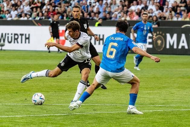 Thomas Mueller (Deutschland, 13), Davide Calabria (Italien 06) GER, Deutschland Germany vs. Italien Italy, Fussball, Laenderspiel, UEFA Nations League Division A, Gruppe 3, 2022 2023, 14.06.2022, DFB DFL regulations prohibit any use of photographs as image sequences and or quasi-video. GER, Deutschland Germany vs. Italien Italy, Fussball, Laenderspiel, UEFA Nations League Division A, Gruppe 3, 2022 2023, 14.06.2022 Moenchengladbach Copyright: xEibner-Pressefoto RogerxBuerkex EP_EER