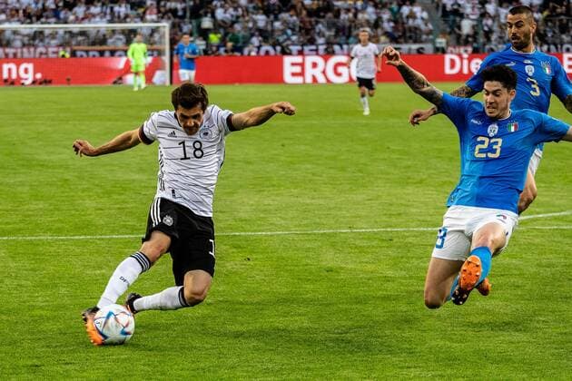 Schuss auf das Tor von Jonas Hofmann (Deutschland, 18), Alessandro Bastoni (Italien 23) GER, Deutschland Germany vs. Italien Italy, Fussball, Laenderspiel, UEFA Nations League Division A, Gruppe 3, 2022 2023, 14.06.2022, DFB DFL regulations prohibit any use of photographs as image sequences and or quasi-video. GER, Deutschland Germany vs. Italien Italy, Fussball, Laenderspiel, UEFA Nations League Division A, Gruppe 3, 2022 2023, 14.06.2022 Moenchengladbach Copyright: xEibner-Pressefoto RogerxBuerkex EP_EER