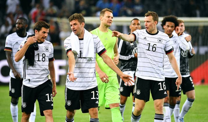 Fussball, UEFA Nations League, Herren, 4. Spieltag, Borussia Park Mönchengladbach; Deutschland (weiss) - Italien (blau) 5:2; Gut gelaunt nach Spielende, Jonas Hofmann (GER), Thomas Müller (GER), Manuel Neuer (GER), Lukas Klostermann (GER). Jubel, Freude, Aktion. DFB UEFA REGULATIONS PROHIBIT ANY USE OF PHOTOGRAPHS AS IMAGE SEQUENCES AND OR QUASI-VIDEO