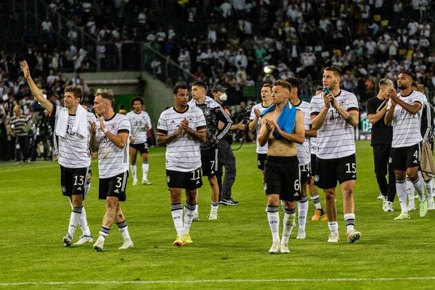 Endstand 5:2 Deutschland gewinnt gegen Italien Das Team jubelt. Thomas Mueller (Deutschland, 13), David Raum (Deutschland, 03), Niklas Suele (Deutschland, 15) Joshua Kimmich (Deutschland, 06) GER, Deutschland Germany vs. Italien Italy, Fussball, Laenderspiel, UEFA Nations League Division A, Gruppe 3, 2022 2023, 14.06.2022, DFB DFL regulations prohibit any use of photographs as image sequences and or quasi-video. GER, Deutschland Germany vs. Italien Italy, Fussball, Laenderspiel, UEFA Nations League Division A, Gruppe 3, 2022 2023, 14.06.2022 Moenchengladbach Copyright: xEibner-Pressefoto RogerxBuerkex EP_EER