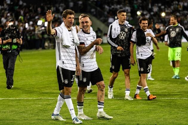 Endstand 5:2 Deutschland gewinnt gegen Italien Das Team jubelt. Thomas Mueller (Deutschland, 13), David Raum (Deutschland, 03), Niklas Suele (Deutschland, 15) GER, Deutschland Germany vs. Italien Italy, Fussball, Laenderspiel, UEFA Nations League Division A, Gruppe 3, 2022 2023, 14.06.2022, DFB DFL regulations prohibit any use of photographs as image sequences and or quasi-video. GER, Deutschland Germany vs. Italien Italy, Fussball, Laenderspiel, UEFA Nations League Division A, Gruppe 3, 2022 2023, 14.06.2022 Moenchengladbach Copyright: xEibner-Pressefoto RogerxBuerkex EP_EER
