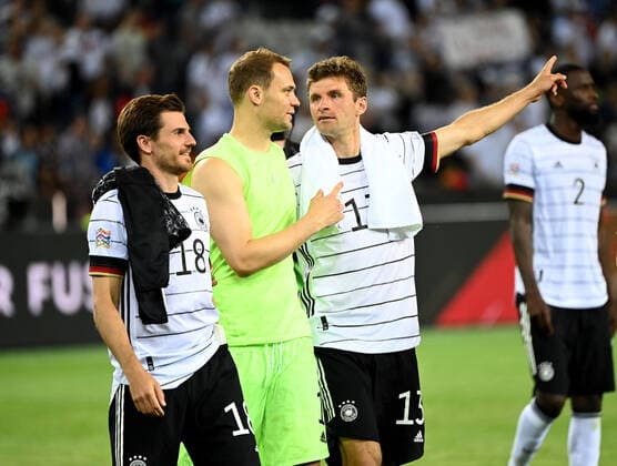 Fussball, Herren, Saison 2022 2023, Nations League (Liga A, Gruppe 3, 4. Spieltag) in Moenchengladbach, Deutschland - Italien, v. l. Jonas Hofmann (Deutschland), Torwart Manuel Neuer (Deutschland), Thomas Müller (Deutschland), Jubel nach dem Abpfiff, 14.06. 2022, Copyright: xMatthiasxKochx