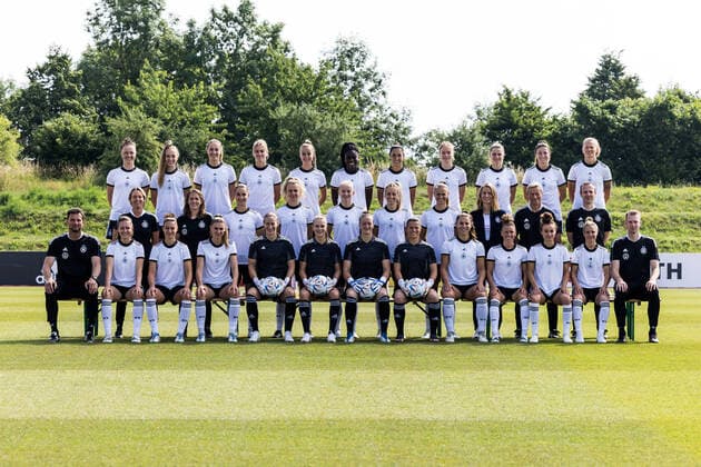 Frauen Nationalmannschaft Media Day; 16.06.2022 Mannschaftsfoto Letzte Reihe von links: Marina Hegering, Sophia Kleinherne, Sydney Lohmann, Laura Freigang, Giulia Gwinn, Nicole Anyomi, Sara Doorsoun, Sjoeke Nuesken, Tabea Wassmuth, Chantal Hagel, Maximiliane Rall Mittlere Reihe von links: Martina Voss-Tecklenburg (Bundestrainerin), Britta Carlson (Assistenztrainerin), Sara Daebritz, Lena Lattwein, Lea Schueller, Kathrin Hendrich, Klara Buehl, Maika Fischer (Teammanagerin), Thomas Noerenberg (Assistenztrainer), Patrik Grolimund (Assistenztrainer) Erste Reihe von links: Michael Fuchs (Torwarttrainer), Felicitas Rauch, Jule Brand, Ann-Katrin Berger, Merle Frohms, Almuth Schult, Martina Tufekovic, Lena Oberdorf, Linda Dallmann, Lina Magull, Svenja Huth, Jan-Ingwer Callsen-Bracker (Neurozentriertes Training) Frauen Nationalmannschaft Media Day, Herzogenaurach, Adi-Dassler Stadion Copyright: xBEAUTIFULxSPORTS Wunderlx