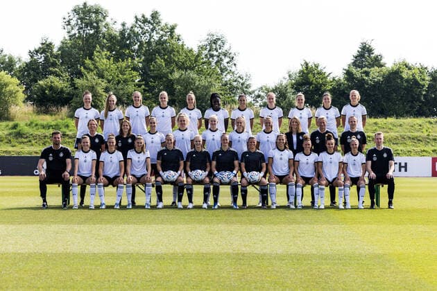 Frauen Nationalmannschaft Media Day; 16.06.2022 Mannschaftsfoto Letzte Reihe von links: Marina Hegering, Sophia Kleinherne, Sydney Lohmann, Laura Freigang, Giulia Gwinn, Nicole Anyomi, Sara Doorsoun, Sjoeke Nuesken, Tabea Wassmuth, Chantal Hagel, Maximiliane Rall Mittlere Reihe von links: Martina Voss-Tecklenburg (Bundestrainerin), Britta Carlson (Assistenztrainerin), Sara Daebritz, Lena Lattwein, Lea Schueller, Kathrin Hendrich, Klara Buehl, Maika Fischer (Teammanagerin), Thomas Noerenberg (Assistenztrainer), Patrik Grolimund (Assistenztrainer) Erste Reihe von links: Michael Fuchs (Torwarttrainer), Felicitas Rauch, Jule Brand, Ann-Katrin Berger, Merle Frohms, Almuth Schult, Martina Tufekovic, Lena Oberdorf, Linda Dallmann, Lina Magull, Svenja Huth, Jan-Ingwer Callsen-Bracker (Neurozentriertes Training) Frauen Nationalmannschaft Media Day, Herzogenaurach, Adi-Dassler Stadion Copyright: xBEAUTIFULxSPORTS Wunderlx