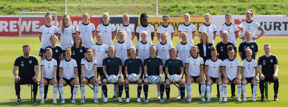 DFB Mannschaftsfoto Frauen-Nationalmannschaft 16. 06. 2022 im Adi-Dassler-Stadion bei adidas in Herzogenaurach DFB Auswahl zur EM 2022 Oben: Hegering, Kleinherne, Lohmann, Freigang, Gwinn, Anyomi, Doorsoun, Nüsken, Waßmuth, Hagel, Racc Mitte: Martina Voss-Tecklenburg, Carlson, Däbritz, Lattwein, Schüller, Hendrich, Bühl, MFI, Nöre, Grolimund Unten: Fuchs, Feldkamp, Rauch, Drand, Berger, Frohms, Schult, Tufekovic, Oberndorf, Dallmann, Magull, Huth, Callsen-Bracker Herzogenaurach Bayern Deutschland
