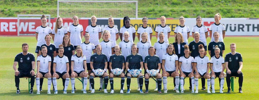 DFB Mannschaftsfoto Frauen-Nationalmannschaft 16. 06. 2022 im Adi-Dassler-Stadion bei adidas in Herzogenaurach DFB Auswahl zur EM 2022 Oben: Hegering, Kleinherne, Lohmann, Freigang, Gwinn, Anyomi, Doorsoun, Nüsken, Waßmuth, Hagel, Racc Mitte: Martina Voss-Tecklenburg, Carlson, Däbritz, Lattwein, Schüller, Hendrich, Bühl, MFI, Nöre, Grolimund Unten: Fuchs, Feldkamp, Rauch, Drand, Berger, Frohms, Schult, Tufekovic, Oberndorf, Dallmann, Magull, Huth, Callsen-Bracker Herzogenaurach Bayern Deutschland
