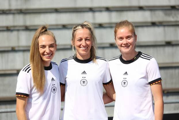 16.06.2022, xcex, GER, Herzogenaurach, Herzo-Base, Adi-Dassler-Stadion, Fototermin, Portraits, Frauenfussball, Saison 2021 2022, DFB Frauen, Vorbereitung, UEFA EURO, EM, Europameisterschaft,Fussball 2022, DFB Frauen-Nationalmannschaft Fototermin, Media Day, Sophia Kleinherne, Kathrin Hendrich, Sjoeke Nuesken (DFB) DFL regulations prohibit any use of photographs as image sequences and or quasi-video