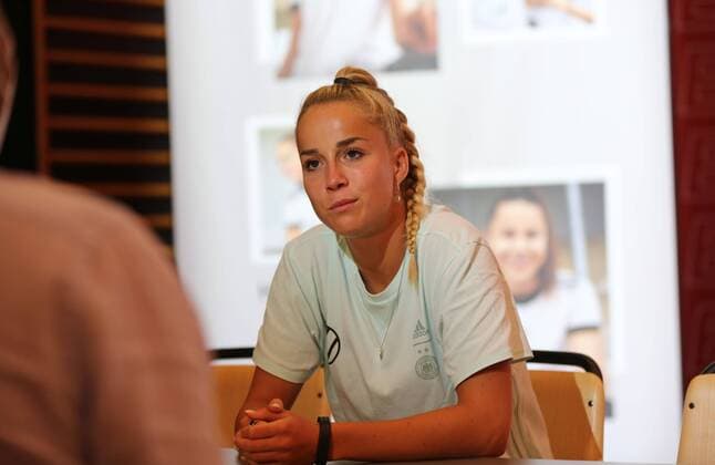 16.06.2022, xcex, GER, Herzogenaurach, Herzo-Base, Adi-Dassler-Stadion, Fototermin, Portraits, Frauenfussball, Saison 2021 2022, DFB Frauen, Vorbereitung, UEFA EURO, EM, Europameisterschaft,Fussball 2022, DFB Frauen-Nationalmannschaft Media Day, Giulia Gwinn (DFB) im Interview DFL regulations prohibit any use of photographs as image sequences and or quasi-video