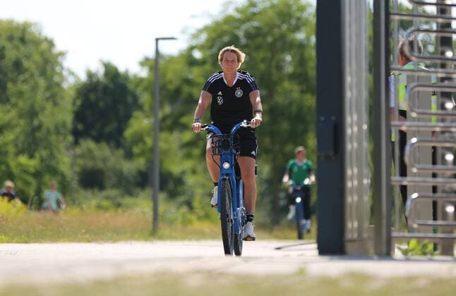 16.06.2022, xcex, GER, Herzogenaurach, Adi-Dassler-Stadion, Frauenfussball, UEFA EURO, EM, Europameisterschaft,Fussball 2022, DFB Frauen, Vorbereitung, Herzo Base, Training DFB Frauen-Nationalmannschaft, kommen auf dem Fahrrad zum Training: Bundestrainerin Martina Voss-Tecklenburg DFL regulations prohibit any use of photographs as image sequences and or quasi-video