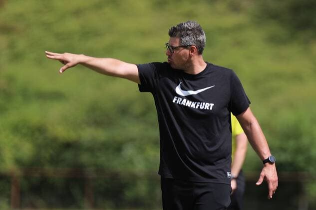 18.06.2022, xcex, GER, Frankfurt am Main, Riederwald Stadion, Frauenfussball, B-Juniorinnen Meisterschaft, 1. Halbfinale, Saison 2021 2022, Eintracht Frankfurt U17, U 17 - 1. FC Union Berlin, Trainer Mirko Tinz (SGE) DFL regulations prohibit any use of photographs as image sequences and or quasi-video