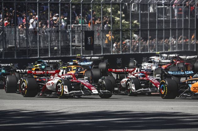 24 ZHOU Guanyu (chi), Alfa Romeo F1 Team ORLEN C42, action 77 BOTTAS Valtteri (fin), Alfa Romeo F1 Team ORLEN C42, action during the Formula 1 AWS Grand Prix du Canada 2022, 9th round of the 2022 FIA Formula One World Championship, WM, Weltmeisterschaft on the Circuit Gilles Villeneuve, from June 17 to 19, 2022 in Montreal, Canada - F1 - CANADIAN GRAND PRIX 2022 - RACE DPPI Panoramic _V2_5949