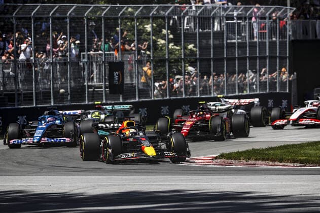 start of the race, depart, 01 VERSTAPPEN Max (nld), Red Bull Racing RB18, action 14 ALONSO Fernando (spa), Alpine F1 Team A522, action 55 SAINZ Carlos (spa), Scuderia Ferrari F1-75, action during the Formula 1 AWS Grand Prix du Canada 2022, 9th round of the 2022 FIA Formula One World Championship, WM, Weltmeisterschaft on the Circuit Gilles Villeneuve, from June 17 to 19, 2022 in Montreal, Canada - F1 - CANADIAN GRAND PRIX 2022 - RACE DPPI Panoramic _V2_5928