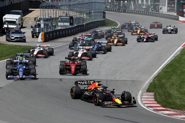 start of the race, depart, 01 VERSTAPPEN Max (nld), Red Bull Racing RB18, action 14 ALONSO Fernando (spa), Alpine F1 Team A522, action 55 SAINZ Carlos (spa), Scuderia Ferrari F1-75, action 44 HAMILTON Lewis (gbr), Mercedes AMG F1 Team W13, action during the Formula 1 AWS Grand Prix du Canada 2022, 9th round of the 2022 FIA Formula One World Championship, WM, Weltmeisterschaft on the Circuit Gilles Villeneuve, from June 17 to 19, 2022 in Montreal, Canada - F1 - CANADIAN GRAND PRIX 2022 - RACE DPPI Panoramic G00D4164