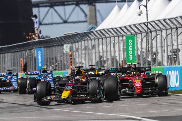 start of the race, depart, 01 VERSTAPPEN Max (nld), Red Bull Racing RB18, action 55 SAINZ Carlos (spa), Scuderia Ferrari F1-75, action during the Formula 1 AWS Grand Prix du Canada 2022, 9th round of the 2022 FIA Formula One World Championship, WM, Weltmeisterschaft on the Circuit Gilles Villeneuve, from June 17 to 19, 2022 in Montreal, Canada - F1 - CANADIAN GRAND PRIX 2022 - RACE DPPI Panoramic _V2_6617