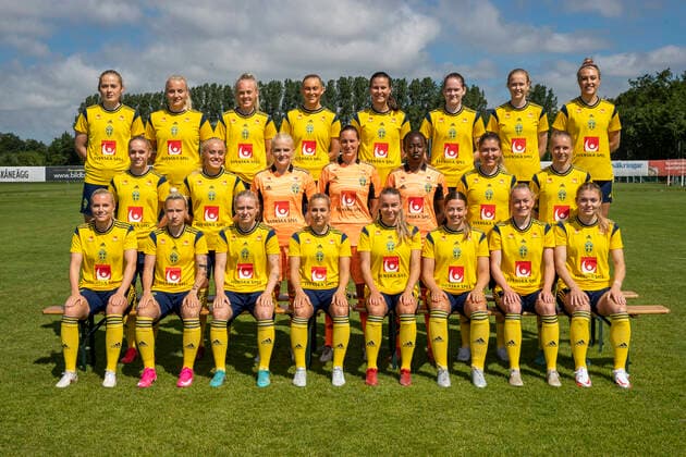 220621 F.v översta laden: Paulina Nyström, Wilma Carlsson, Molly Johansson, Beatrice Persson, Josefin Harrysson, Linn Vickius, Emma Östlund, Freja Olofssonposerar, f.v mellersta raden Hanna Lundkvist, Alva Selerud, malvakt Emma Holmgren, malvakt Emma Lind, malvakt Angel Mukasa, Loreta Kullashi, Nellie Lilja, f.v främre raden Josefine Rybrink, Marika Bergman Lundin, Emilia Larsson, Felicia Saving, Ebba Hed, Cornelia Kapocs, Zara Jönsson, Beata Olsson för en lagbild under en fotografering med det svenska U23-damlandslaget i fotboll den 21 juni 2022 i Helsingborg. Copyright: MATHILDAxAHLBERG BB220621BB143