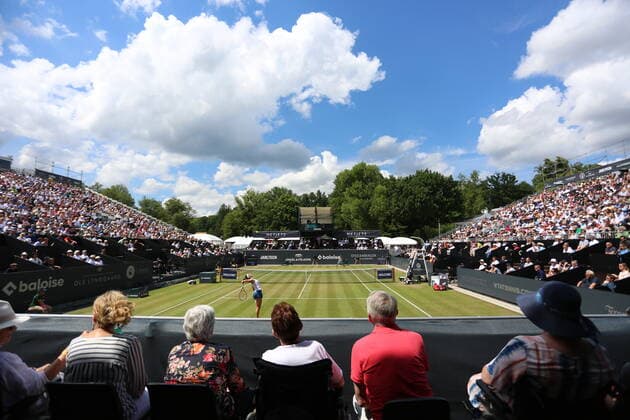24.06.2022, xcex, GER, Bad Homburg vor der Höhe, Kurpark, Tennis WTA, Tennis Damen 250 Bad Homburg Open, Spielbank Bad Homburg Centre Court, Zuschauer, Publikum, Spielfeld, Symbolbild, Halbfinale zwischen Caroline Garcia und Alizà Cornet