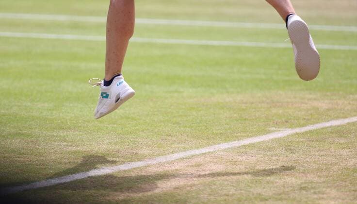 24.06.2022, xcex, GER, Bad Homburg vor der Höhe, Kurpark, Tennis WTA, Tennis Damen 250 Bad Homburg Open, Spielbank Bad Homburg Centre Court, Symbolbild, Sprung, Tennisschuhe, Halbfinale zwischen Caroline Garcia und Alizà Cornet