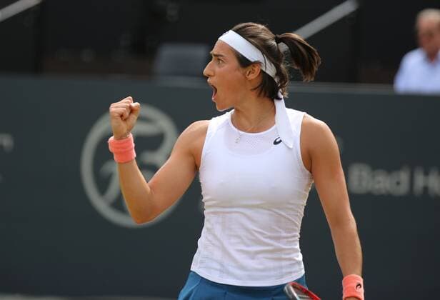 24.06.2022, xcex, GER, Bad Homburg vor der Höhe, Kurpark, Tennis WTA, Tennis Damen 250 Bad Homburg Open, Spielbank Bad Homburg Centre Court, Halbfinale zwischen Caroline Garcia und Alizà Cornet Bild zeigt: Caroline GARCIA (FRA) Sieg, Jubel, ballt die Faust