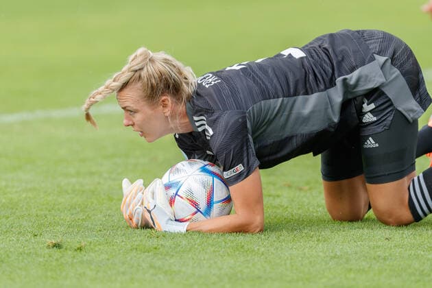 Merle Frohms (GER, 1, Torwart, goal keeper), 24.06.2022, Erfurt (Deutschland), Fussball, Frauen, Länderspiel, Deutschland - Schweiz, DFB DFL REGULATIONS PROHIBIT ANY USE OF PHOTOGRAPHS AS IMAGE SEQUENCES AND OR QUASI-VIDEO.