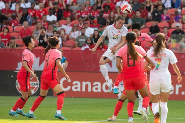 Fußball, Frauen Länderspiel, Kanada - Südkorea June 26, 2022, TORONTO, ON, CAN: Canada WomenöÄÃ s Vanessa Gilles rises above the Korean Republic WomenöÄÃ s defence to send a header at goal during second half International Friendly, Länderspiel, Nationalmannschaft action, in Toronto, on Sunday June 26, 2022. Vanessa Gilles - ZUMAc35_ 20220626_zaf_c35_097 Copyright: xChrisxYoungx